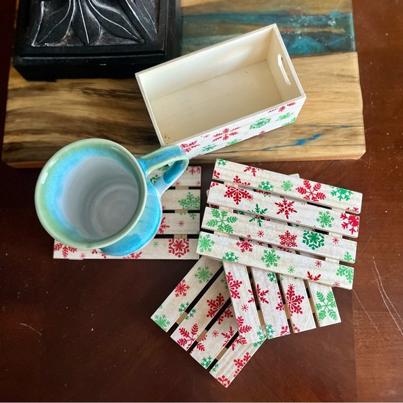 Mini Pallet & Crate Coaster Set red and green snowflakes print. 4 Coasters crate - Picture 5 of 6